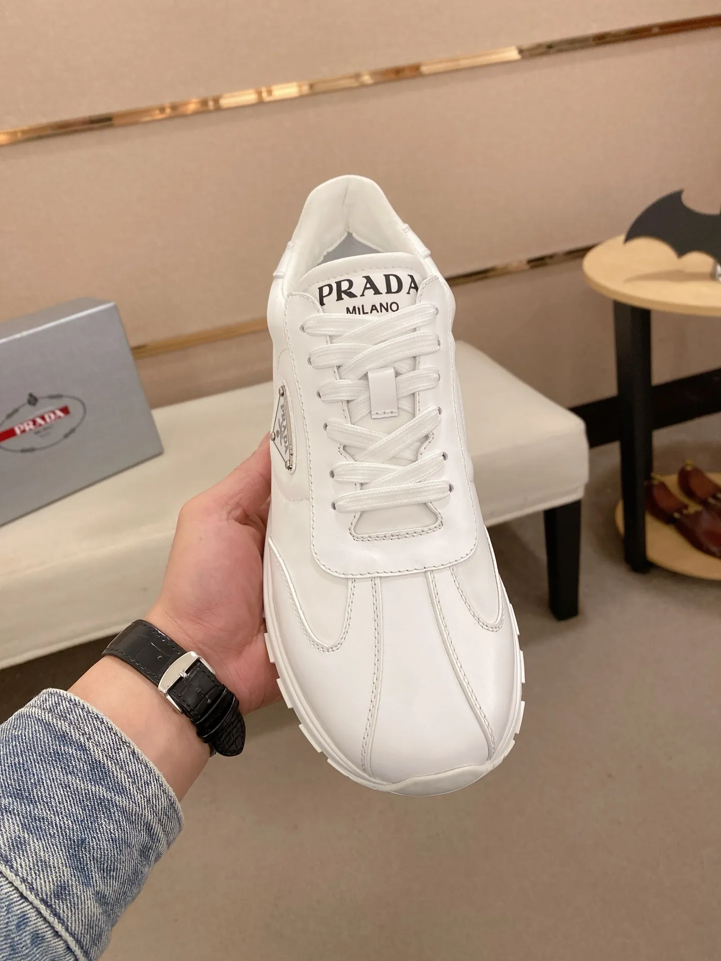 Men's shoes 💰 580💰 ✔️✔️✔️Higher version High-quality new PRADA (Prada) counters are launched simultaneously. The new men's shoes and 😘 fabrics are made of high-tech glue-spraying technology. Lining: Full cowhide lining. 👍🏿 High-end ☄️ air-cushion molded anti-slip rubber outsole, exquisite lines, simple and elegant, comfortable and high-end for leisure travel. Code number: 38 to 44 (45 can be customized and cannot be returned or exchanged)
